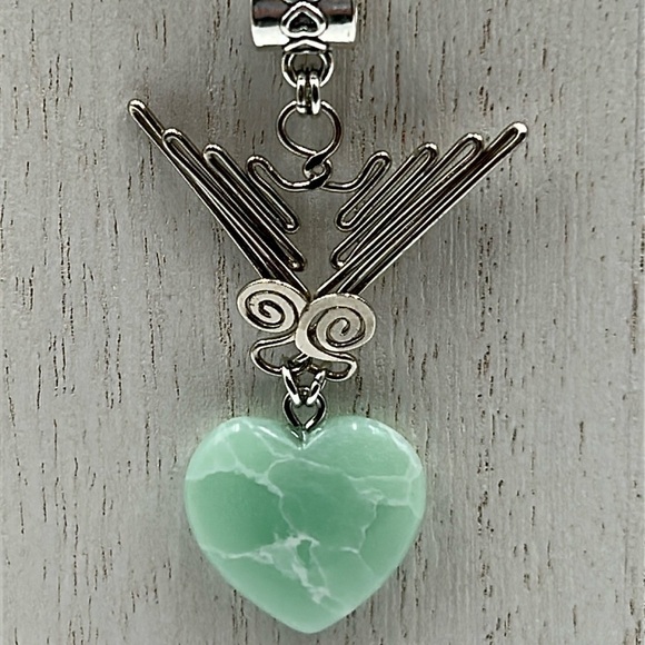 2026- Bird Holding A Natural Stone Heart Handmade Necklace NWT - Picture 4 of 7